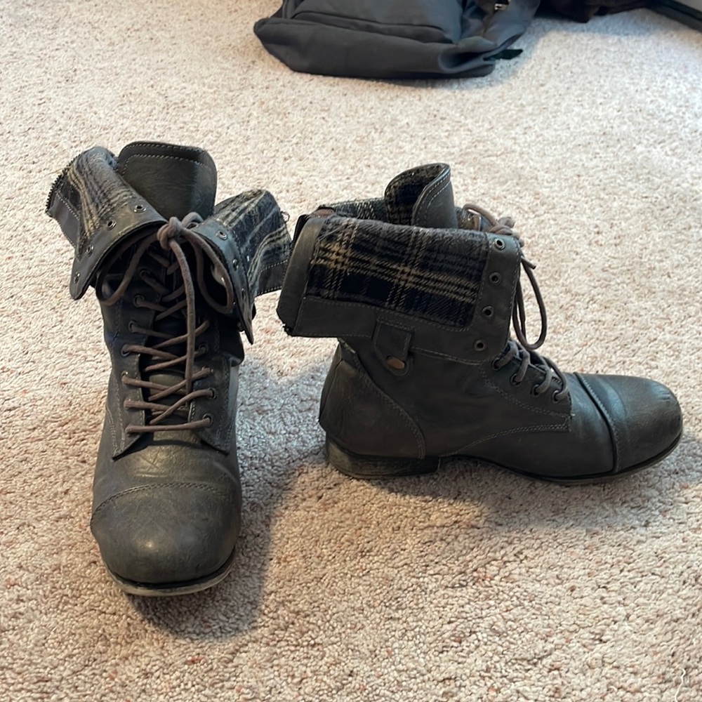 Combat boots